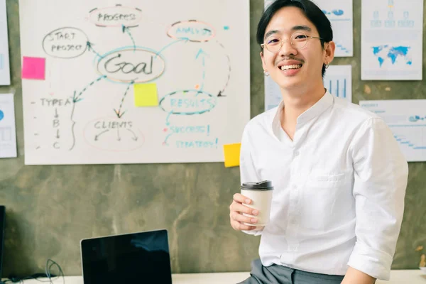 Joven Inteligente Asiático Empresario Startup Empresa Retrato Sonriendo Con Éxito —  Fotos de Stock