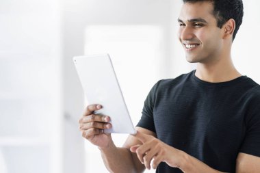 akıllı çekici Hintli adam el tableti kullanır mutluluk ve neşeli iş dünyası iletişim teknolojisi kavramı