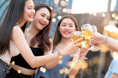 Güzel, çekici Asyalı bir arkadaş grubu çatıda kutlama yapıyor. Neşeli bir içki partisi. Neşeli bir ritim partisi.