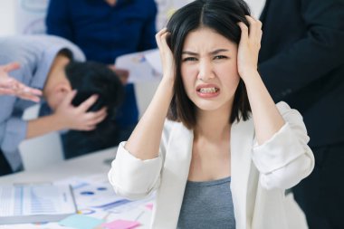 Asyalı iş kadını stresli ve ofis geçmişiyle ilgili sorun yüzünden kızgın.