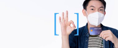 İş sigortası Tamam konsept mutluluk Asyalı akıllı erkek gülümseme ile el ele koruma maskesi ve kredi kartı iyi anlaşma jest eylem