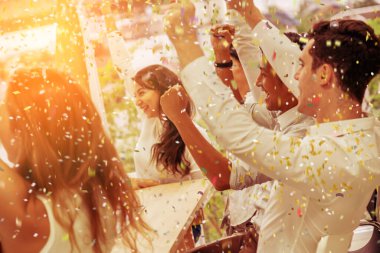 Beyaz gömlekli iş arkadaşı ile başarılı takım çalışması fikri büyük bir ödül ve hedefle el ele tutuşup ofis geçmişine ulaşır.