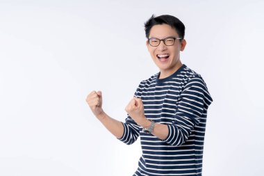 akıllı çekici Asyalı gözlük erkek el ayağa kalkar neşeli bir şekilde ayağa kalkar ferahlık ve neşe dolu mavi gömlek portresi ile gülümser beyaz arka plan