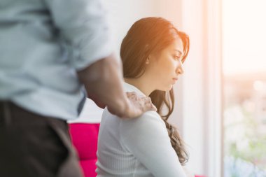 Koca kibar olmaya ve karısını sakinleştirmeye çalışıyor. Aile sorunları çözüm fikirleri kavramı.