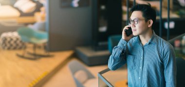 Asyalı iş adamı profesyonel girişimci iş adamı ve iş imparatorluğunun önde gelen yöneticisi modern ofis