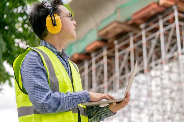 Inteligentny Inżynier Okularów Azjatyckich Używać Połączenia Radiowego Pracy Budowie — Zdjęcie stockowe