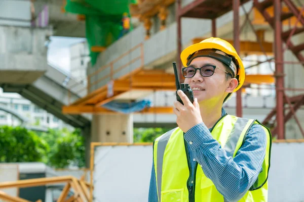 Smart Asiatiska Glasögon Ingenjör Använder Radioanslutning Arbetar Plats Konstruktion — Stockfoto