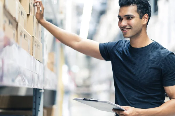 Smart Indisk Ingenjör Man Bär Skyddshjälm Gör Lager Fästing Kontroll — Stockfoto