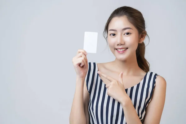 Inteligente Casual Asiático Bonito Feminino Sorriso Mão Mostrar Branco Modelo — Fotografia de Stock