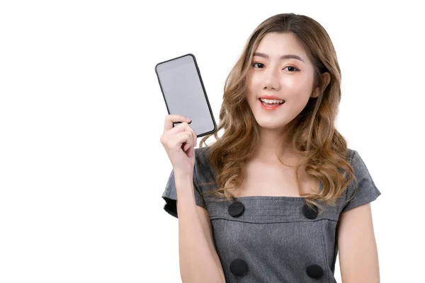 Atraente Asiático Mulher Negócios Sorriso Mão Mostrar Branco Tela Smartphone — Fotografia de Stock