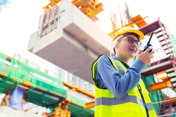 鋼とコンクリート構造物の背景と安全統一チェックサイト建設を持つスマートアジアのエンジニアマネージャー — ストック写真