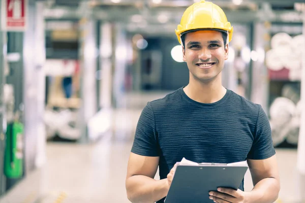 Ingeniero Indio Inteligente Hombre Que Usa Casco Seguridad Haciendo Verificación —  Fotos de Stock