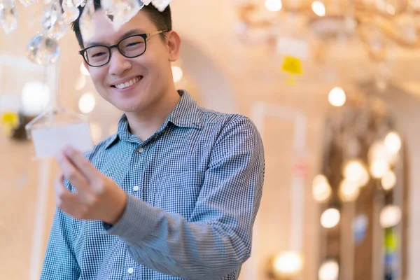 Asiático Cliente Inteligente Masculino Desgaste Camisa Felicidad Compras Departamento Tienda —  Fotos de Stock