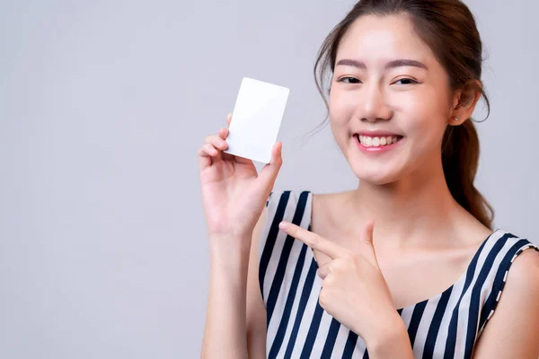 Inteligente Atraente Feminino Asiático Mão Segurar Cartão Crédito Com Felicidade — Fotografia de Stock