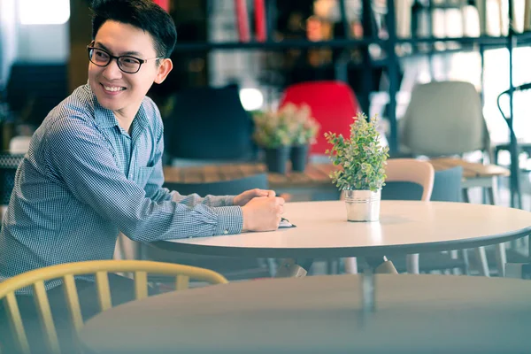 亚洲商人创业公司企业家在新商店的背景商业理念中快乐地坐着 — 图库照片