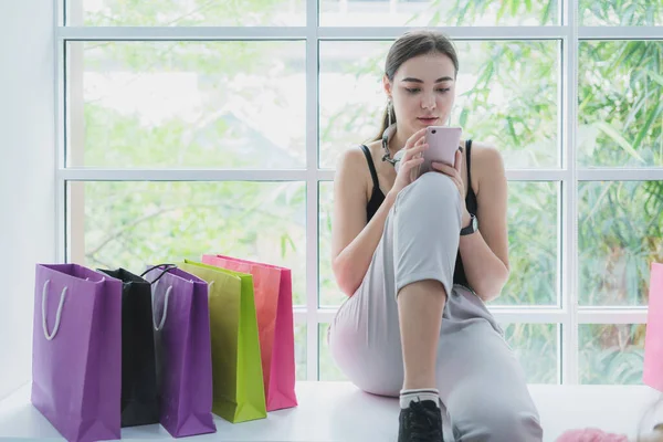 Två Vackra Kaukasiska Kvinna Njuta Shopping Online Med Full Väskor — Stockfoto