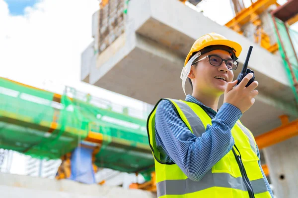 Smart Asiatisk Ingenjör Chef Med Säkerhet Enhetlig Kontroll Webbplats Konstruktion — Stockfoto