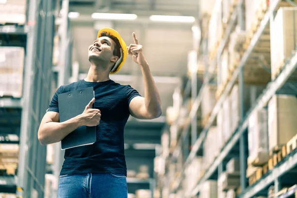 Ingeniero Indio Inteligente Hombre Que Usa Casco Seguridad Haciendo Verificación — Foto de Stock