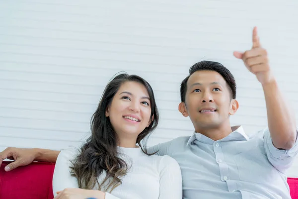 Asijské Manžel Causasian Manželka Sledovat Televizní Program Spolu Štěstím Radostný — Stock fotografie