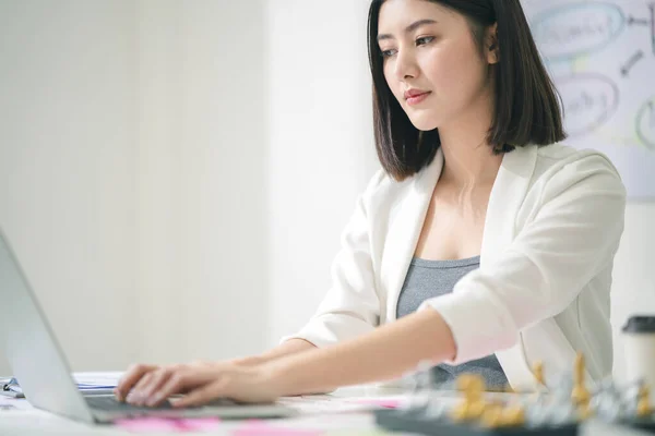 Sucesso Asiático Negócio Offlce Mulher Trabalhando Com Laptop Com Felicidade — Fotografia de Stock
