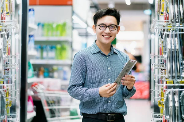 Asiático Cliente Masculino Compras Elegir Producto Estante Tienda Centro Comercial —  Fotos de Stock