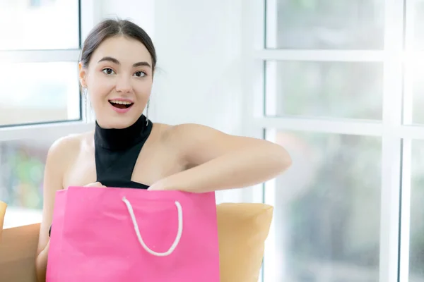 Bela Glamour Asiático Fêmea Com Muitos Shopping Bag Desfrutar Compras — Fotografia de Stock