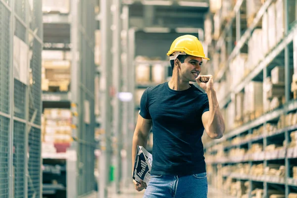 Smart Indisk Ingenjör Man Bär Skyddshjälm Gör Lager Fästing Kontroll — Stockfoto