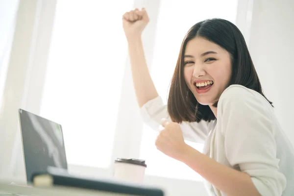 Sucesso Asiático Negócio Offlce Mulher Trabalhando Com Laptop Com Felicidade — Fotografia de Stock