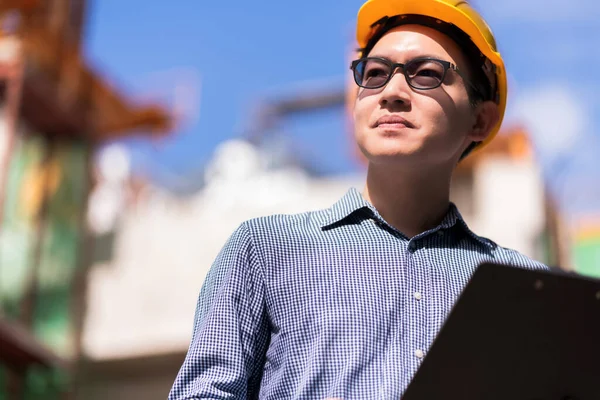 Intelligente Asiatico Ingegnere Manager Con Sicurezza Uniforme Controllo Cantiere Costruzione — Foto Stock