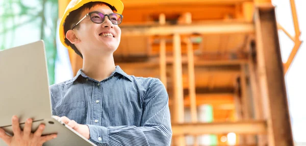 Smart Asiatisk Man Professionell Civilingenjör Hand Hålla Bärbar Dator Webbplats — Stockfoto