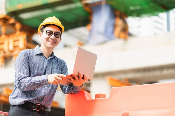 Smart Azjatycki Mężczyzna Profesjonalny Inżynier Budowlany Ręka Trzymać Laptop Budowy — Zdjęcie stockowe