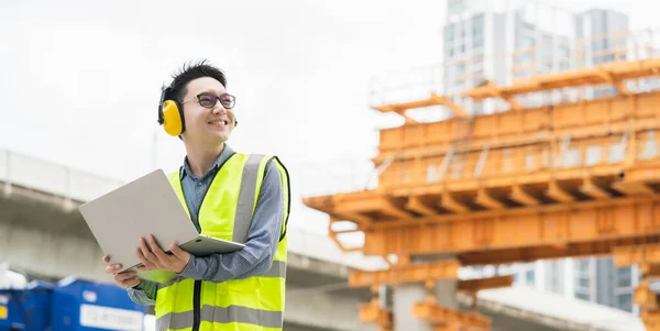 Smart Azjatycki Mężczyzna Profesjonalny Inżynier Budowlany Ręka Trzymać Laptop Budowy — Zdjęcie stockowe