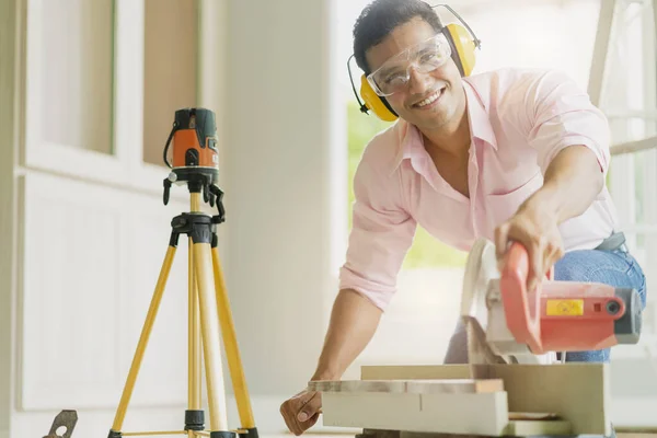 Slimme Indiase Aannemer Hand Gebruik Zaagmachine Hout Werk Huis Renovatie — Stockfoto