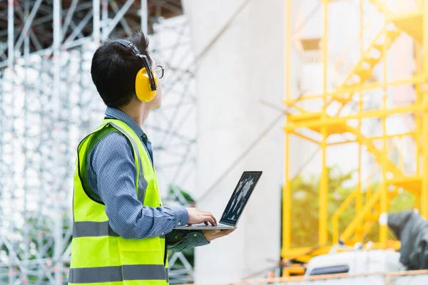 Intelligente Asiatico Maschio Professionale Ingegnere Civile Mano Tenere Portatile Sito — Foto Stock