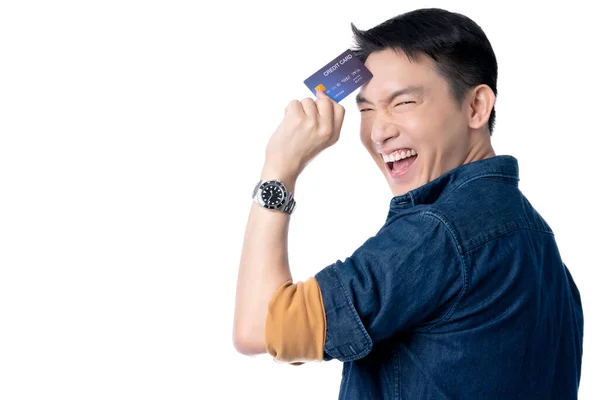 ビジネスコミュニケーションのアイデアアジアの魅力的な男性カジュアルTシャツ手クレジットカードスマートフォン笑顔と幸せハンドジェスチャーポーズプレゼントポイントショー喜びの瞬間 — ストック写真