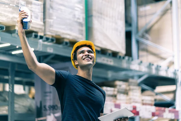 Smart Indisk Ingenjör Man Bär Skyddshjälm Gör Lager Fästing Kontroll — Stockfoto