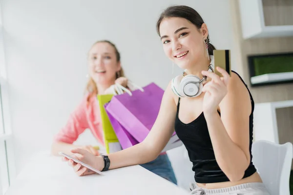 Duas Belas Mulheres Caucasianas Gostam Fazer Compras Line Com Cheio — Fotografia de Stock