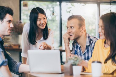 Yaratıcılık, konferans odasının arka planında iş bölümü toplantı atölyesi ile fikir üretme kavramı