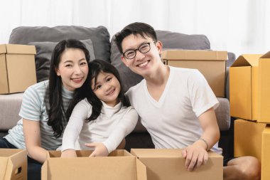 Asya mutluluğu aile gülümsemesi ve kameraya bakın yeni ev eşyaları taşınan fikirler konsepti.