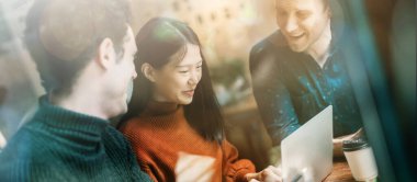 Asyalı genç, yaratıcı, mutlu ve girişimci grup. İş görüşmeleri, ofis geçmişi. İyi liderlik ve takım çalışması başarıya götürür.