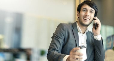akıllı Asyalı portre işadamı el yazısı akıllı telefon iletişim fikirleri kavramı