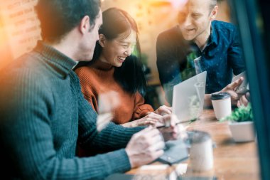 Çok uluslu bir grup arkadaş, eğlence ve mutlulukla sohbetin keyfini çıkarırlar. Kafe restoranının arka planında gelişigüzel fikirler buluşur.