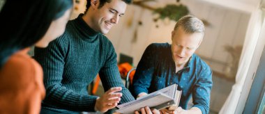 Çok uluslu bir grup arkadaş, eğlence ve mutlulukla sohbetin keyfini çıkarırlar. Kafe restoranının arka planında gelişigüzel fikirler buluşur.