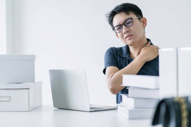 Ofis sendromu olan Asyalı çalışkan bir adamın vücut kolu, omuz başı, boyun geriye doğru sağlıklı problem fikirleri kavramı ile ilgili sorunları var.