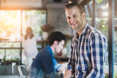 Kafe başlangıcında kendine güveni ve mutluluğu olan zeki beyaz erkek portresi.
