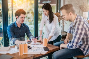 yaratıcılık beyin fırtınası fikri iş bölümü toplantı atölyesi ile kahve hoparlörü ve pencere üzerinde bahçe yansıması