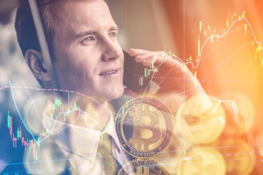 İş adamı stratejisi kripto dijital para birimi bitcoin ve borsa grafik grafiği ile beyin fırtınası çift pozlama finansal iş fikirleri kavramı