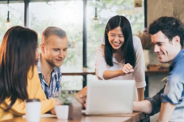 Yaratıcılık, konferans odasının arka planında iş bölümü toplantı atölyesi ile fikir üretme kavramı
