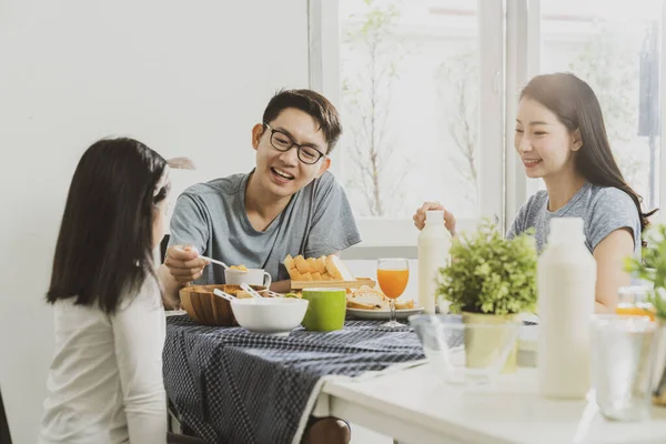 Bonheur Asiatique Famille Papa Maman Fille Profiter Petit Déjeuner Ensemble — Photo