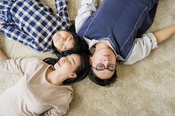 Šťastný Asijské Rodina Matka Otec Dcera Dělat Zábavu Spánek Hrát — Stock fotografie